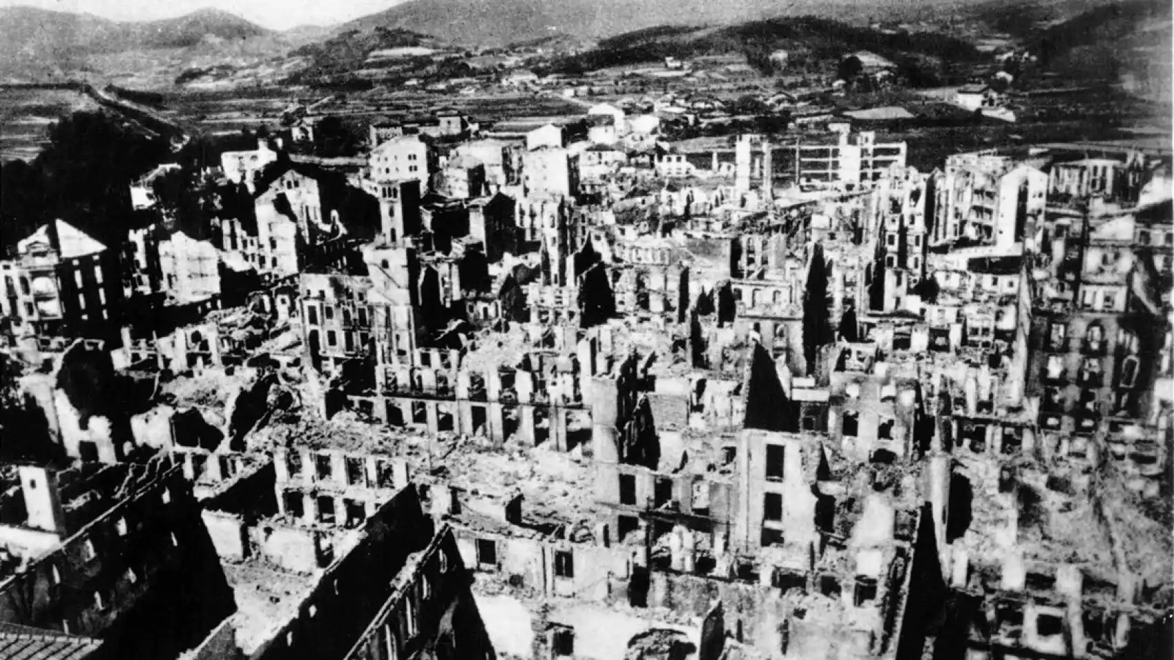 1937年の爆撃後、建物が崩壊したゲルニカの町を見渡した白黒写真
