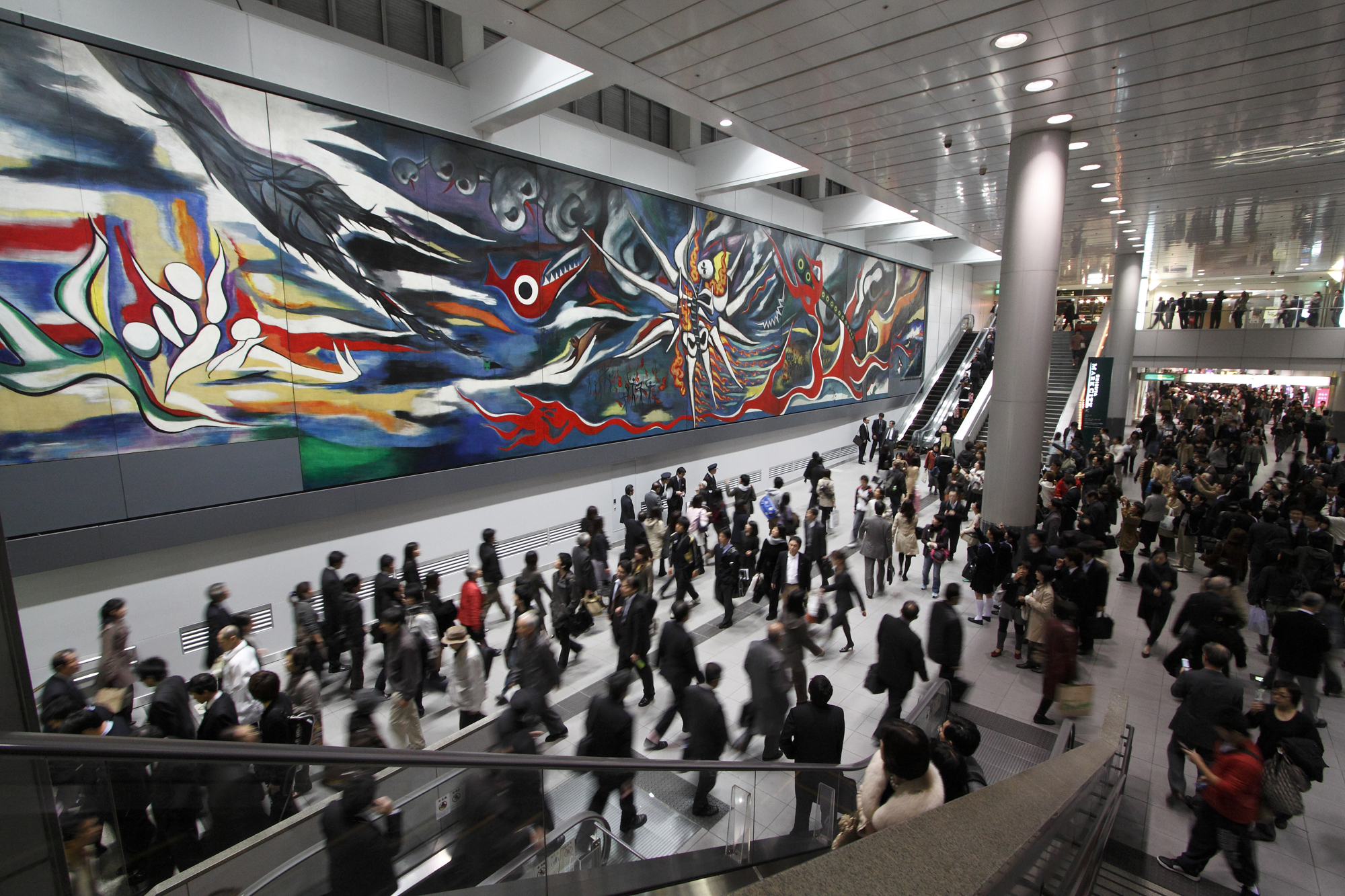 赤や黒の激しい色彩で、核爆発の惨禍と人間の姿を描いた巨大壁画、明日の神話