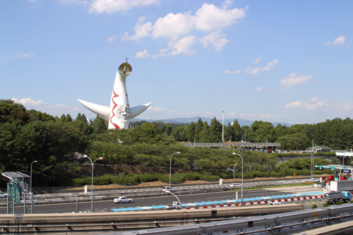 青空の下に立つ岡本太郎の太陽の塔